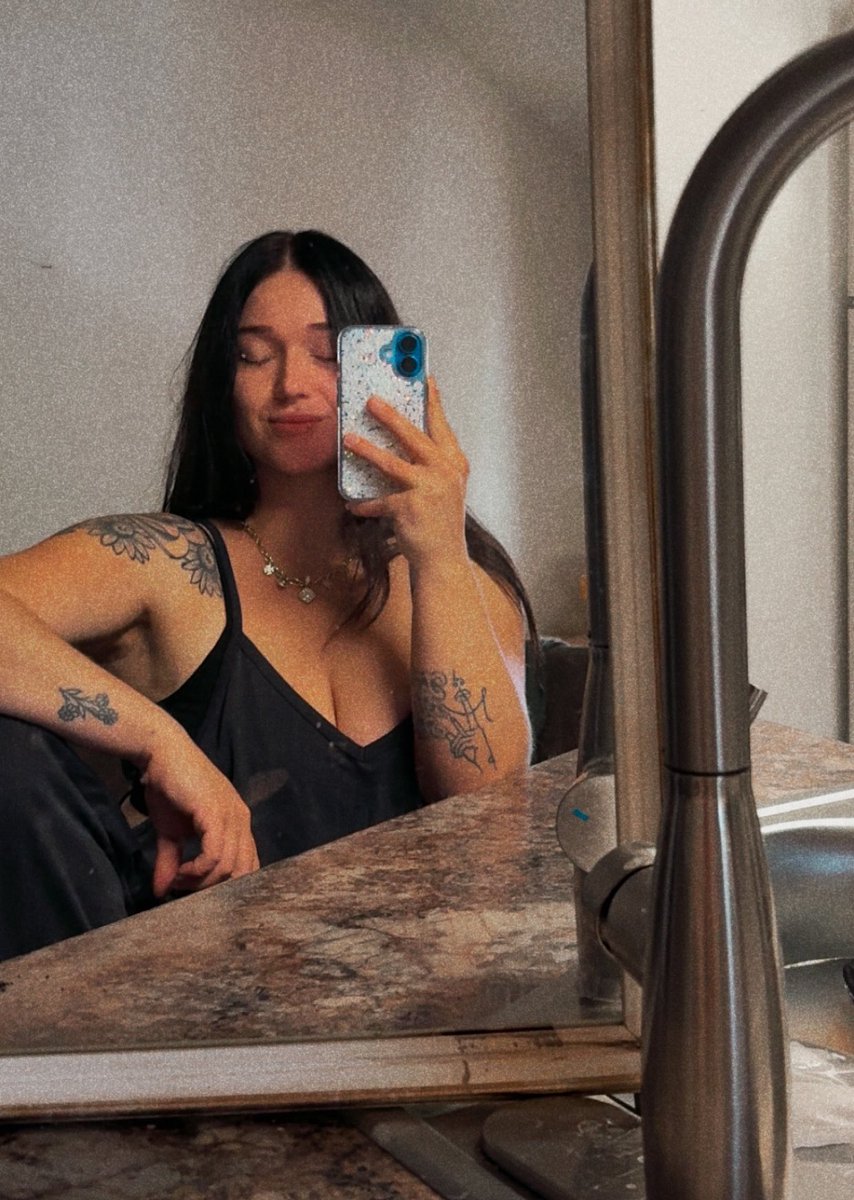 LexGoldnerr's tweet photo. Today has been shitty so I think I just need you to spoil me 🩷 https://t.co/utnFHGQpB0