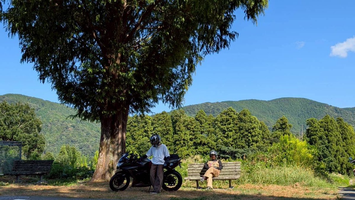 Libra_ELIMI's tweet image. 名前 :Libra(リーブラ)
年齢 :45
性別 :男
身長 :170cm(ぼっちゃり体型)
住み :愛知県
車種 :エリミネータSE
一言 : 沢山のバイク好きと繋がりたい。
趣味 :バイク.神社巡り.御刻印.
         息子とツーリング
         
#エリミネータSE
#バイク乗りとして軽く自己紹介 
#バイク好きと繋がりたい