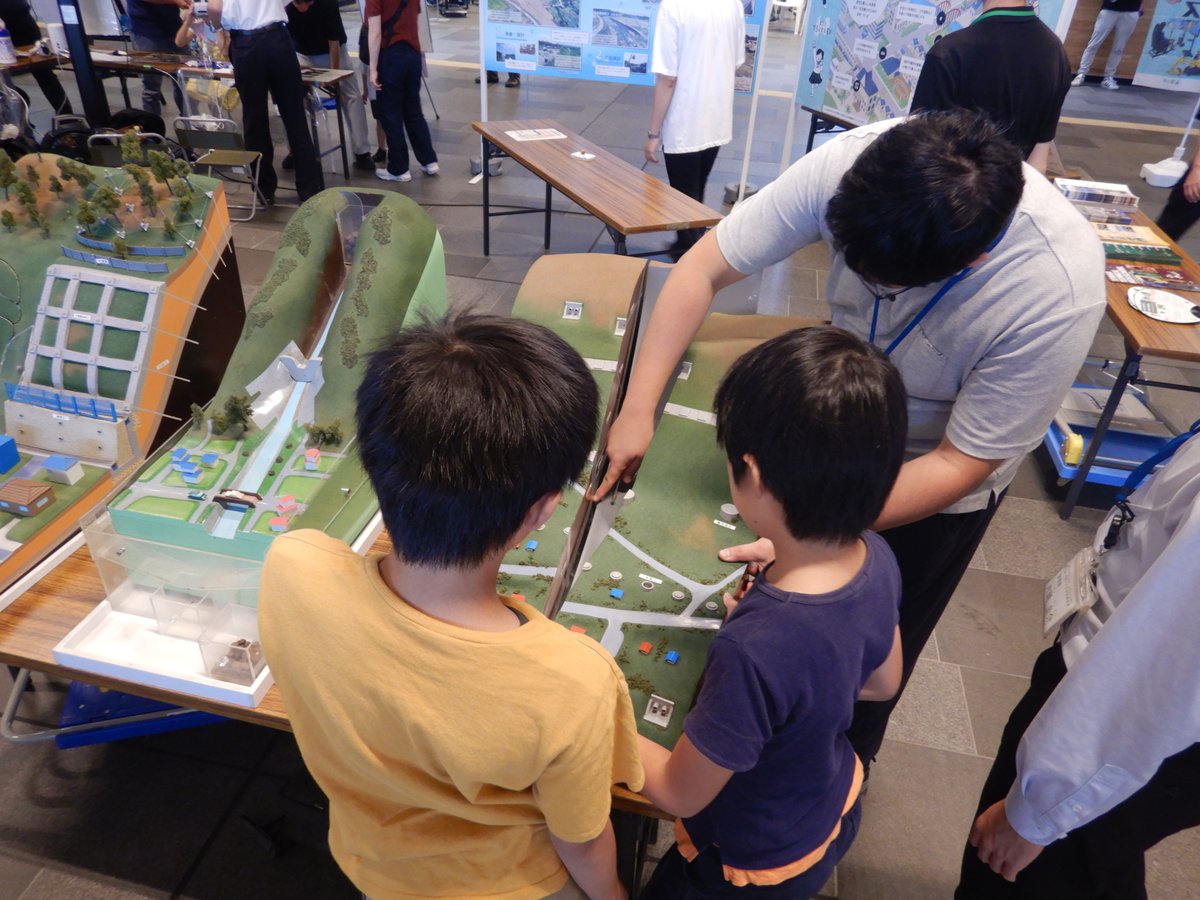mlit_jinzu's tweet photo. 9月27日に富山駅で開催されたケンセツジョブフェスに神通川水系砂防事務所も参加しました！
模型実験を通して、土砂災害の仕組みと対策工の解説し、分かりやすく模式的に土砂災害を伝える実験は、子供に大人気でした！
＃富山、＃富山駅、＃建設、＃土砂災害 https://t.co/DlvVcTY00M