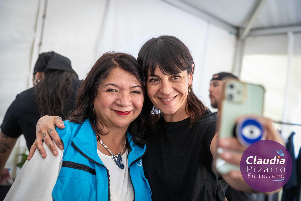 ClaudiaPizarro's tweet photo. 31 Minutos es un tesoro nacional. ¡Qué emocionante su presentación en Tiny Desk! Ídola Jani Dueñas Patana @lajanidu, lo hicieron increíble. Y, por supuesto, siempre recordaremos al gran Armando Jofré, nuestro vecino y titiritero, de cuyas manos salieron esos queridos monos que nos hacen tan felices.