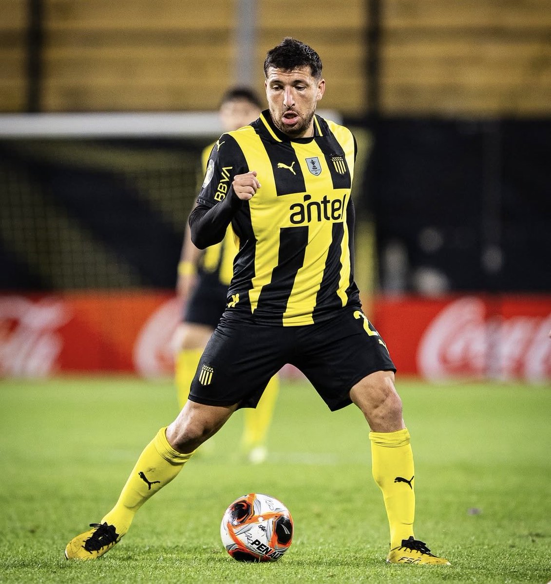 CLMerlo's tweet image. 🚨Peñarol busca retener a Eric Remedi, uno de los futbolistas más destacados del equipo dirigido por Diego Aguirre.
*️⃣Su contrato vence a fin de año y la directiva ya se reunió con su agente para manifestarle la intención de renovar.