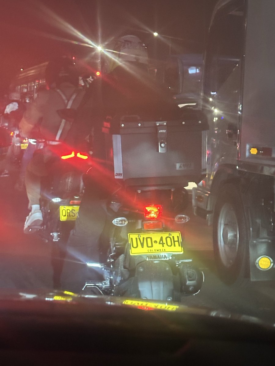 conlosojosdepau's tweet photo. ¿Se puede reconocer esta placa @CarlosFGalan ? @SectorMovilidad @Bogota @SectorMovilidad 
Quién le pone freno a los motociclistas que se les da por pegarle a los carros por imprudencias de ellos. #Imprudencia #movilidadbogota #motociclista https://t.co/4vZtYLwEeV