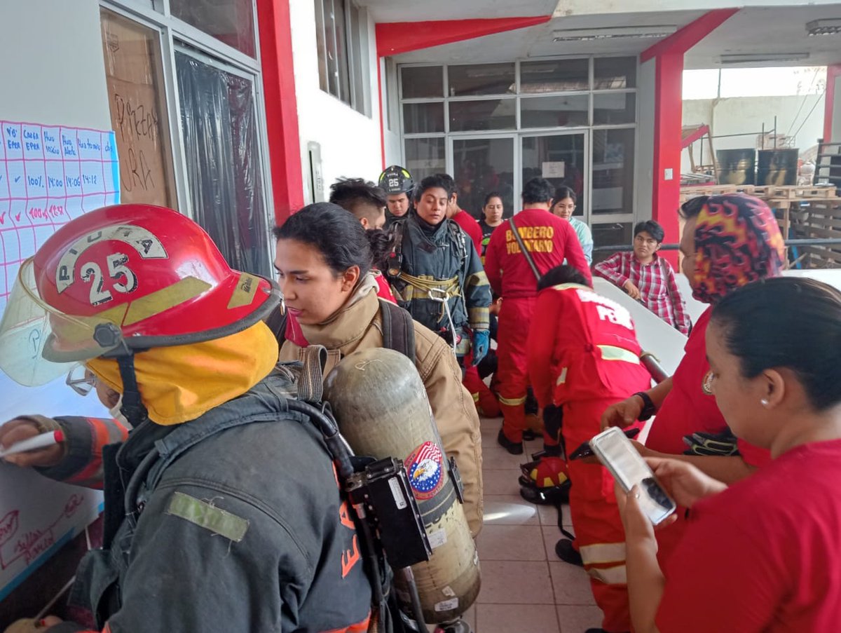 CGBVP culmina 45° Curso de Corresponsales de Emergencia en Piura. Se capacitó a comunicadores en prevención, manejo de materiales peligrosos, rescate y primeros auxilios. La iniciativa busca fortalecer el vínculo con la prensa para una cobertura informativa segura y responsable.