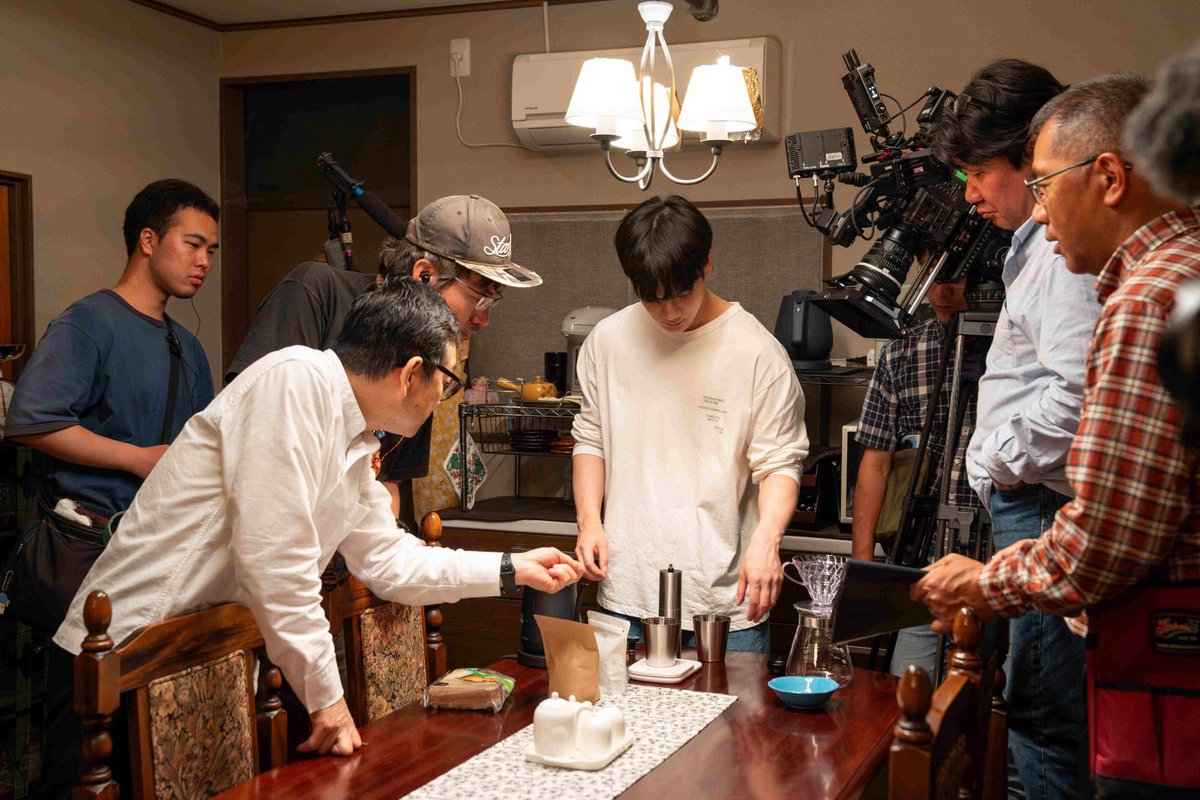 おじさんたちに囲まれる青年、よすぎる