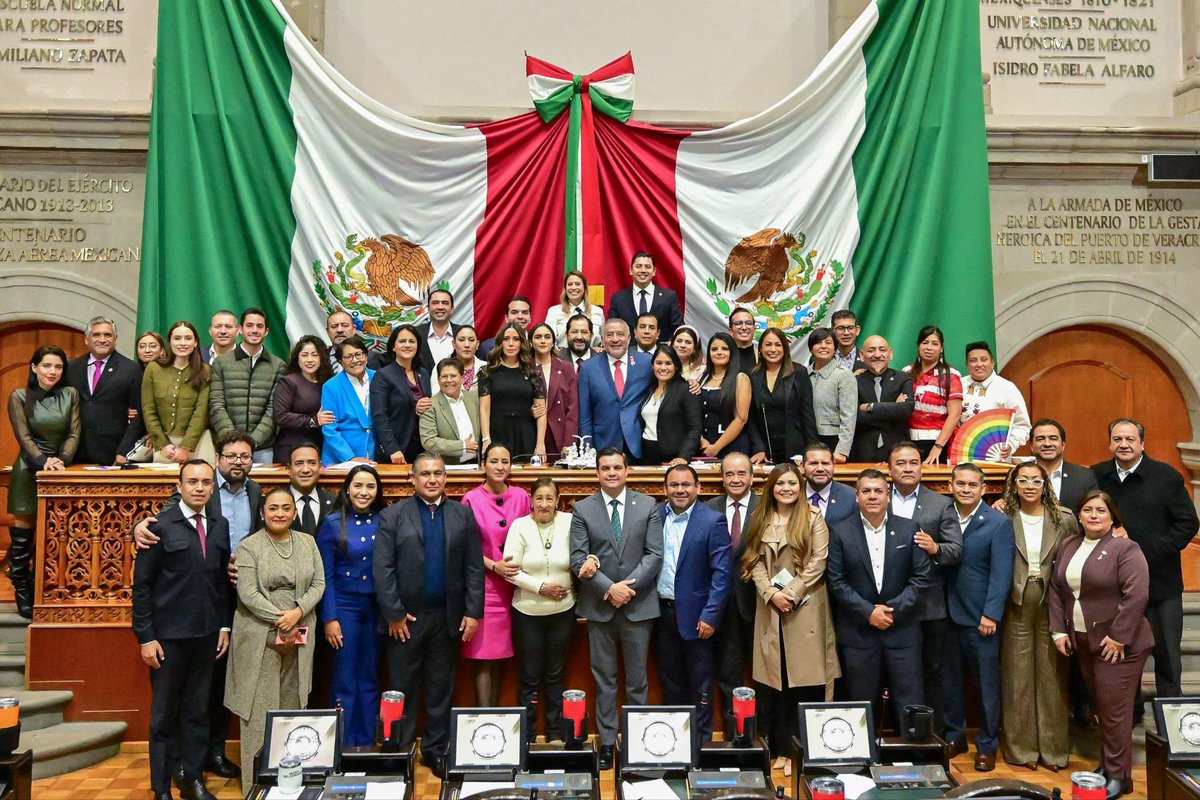 horacioduarteo's tweet photo. Lo que hagamos en el #EdoMéx, importa para la nación, porque si aquí se consolida la transformación, se fortalece todo el país. 

Con motivo de la Glosa por el Segundo Informe de Gobierno de nuestra querida Gobernadora @delfinagomeza, hoy comparecí ante el @CongresoEdomex, donde rendí cuentas al pueblo mexiquense, a quienes nos debemos y a quienes no tenemos permitido fallarles.

Agradezco este ejercicio de diálogo democrático que nos impulsa a seguir sirviendo al pueblo mexiquense para consolidar el Segundo Piso de la Cuarta Transformación bajo la guía de la PresidentA @Claudiashein y la Gobernadora Delfina Gómez.

#ElPoderDeServir