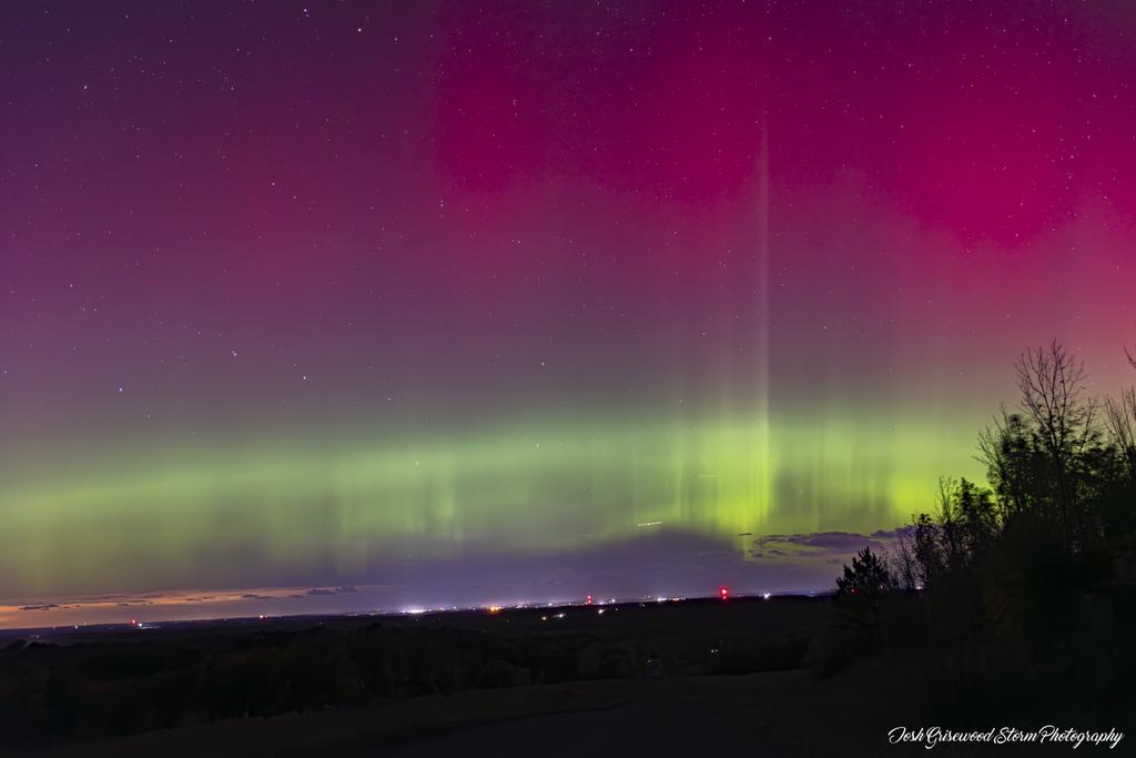 1 year ago today Oct 7/8 2024 was pretty dang epic! 2 amazing substorms and this was all before the giant super storm even happend. 

#wx #Aurora
