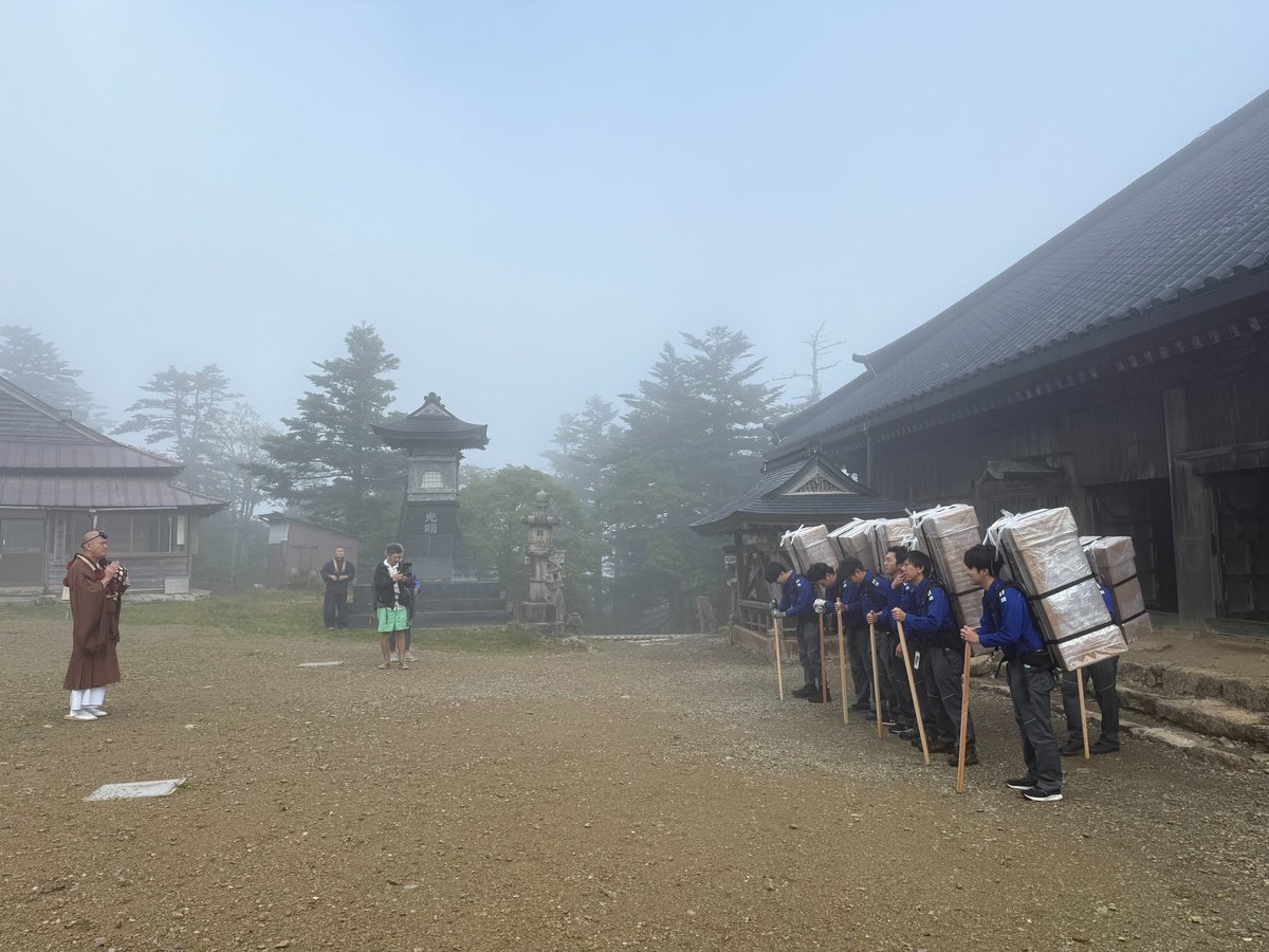 ＼#吉野大峯展 下山の前のお祈り／
大峯山寺での仏像の梱包を終え、下山する日の朝。
朝霧が立つ中、僧侶によってこの先の行程の安全が祈願されました。
展覧会担当者と輸送担当者は、３時間半におよぶ下山を前に、気持ちを引き締めました。
#奈良国立博物館