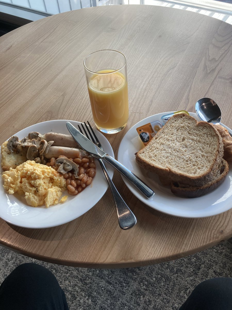 パース空港で朝飯です。オーストラリアなので、イギリス式の昔から変わらないメニューです。ここの豆煮込みは美味しい。島ではリグのセットアップとQSOで食事に出かける暇無し。簡単な自炊で済ませていました。唯一の外食は島のフェスティバルで食べた屋台飯だけでした。