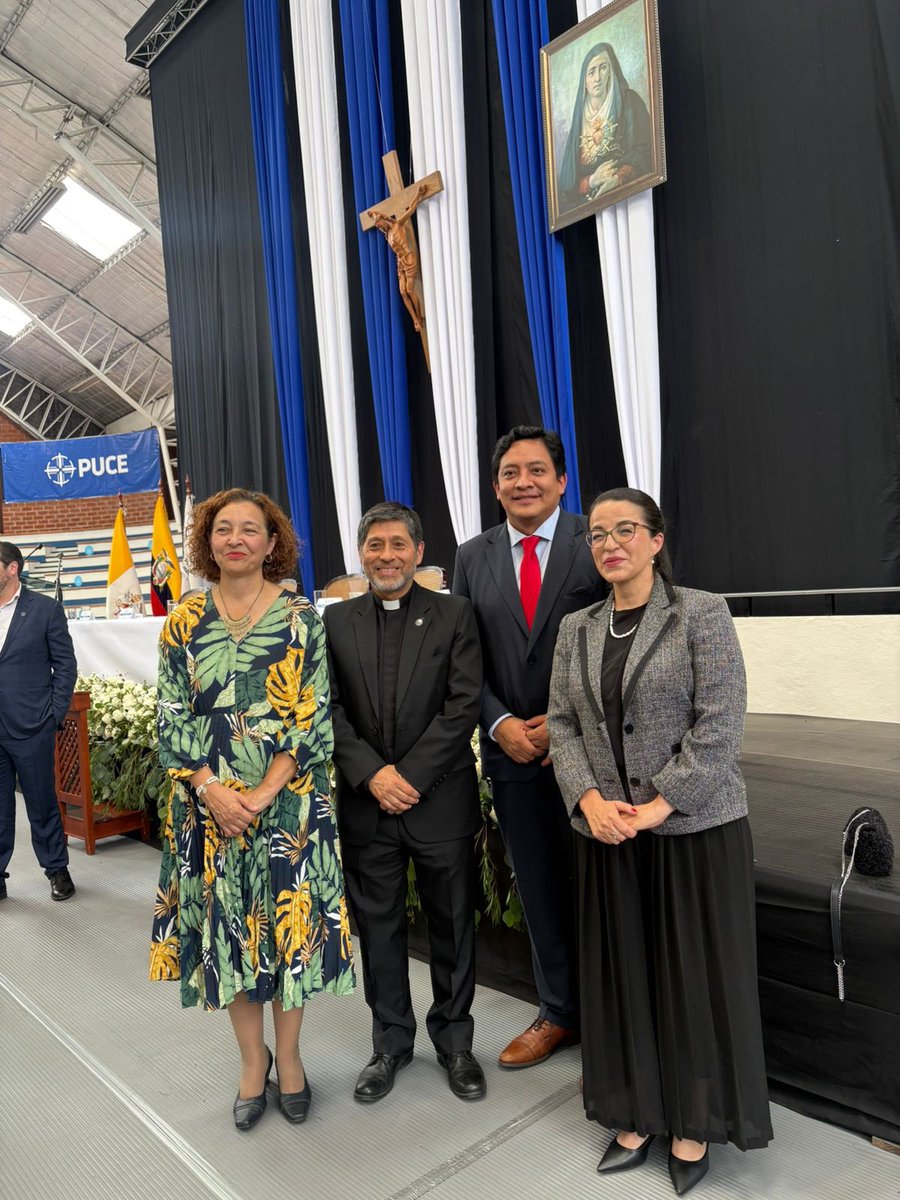 Gracias <a href="/fcponce/">Fernando Ponce León, SJ</a> por la confianza y por todas tus enseñanzas durante tu rectorado de la <a href="/PUCE_Ecuador/">PUCE Ecuador</a> Ha sido un camino de grandes retos y sueños compartidos que continuarán adelante en la #PUCESD con la ayuda de Dios y de la Virgen Dolorosa. Que Ellos te sigan bendiciendo.
