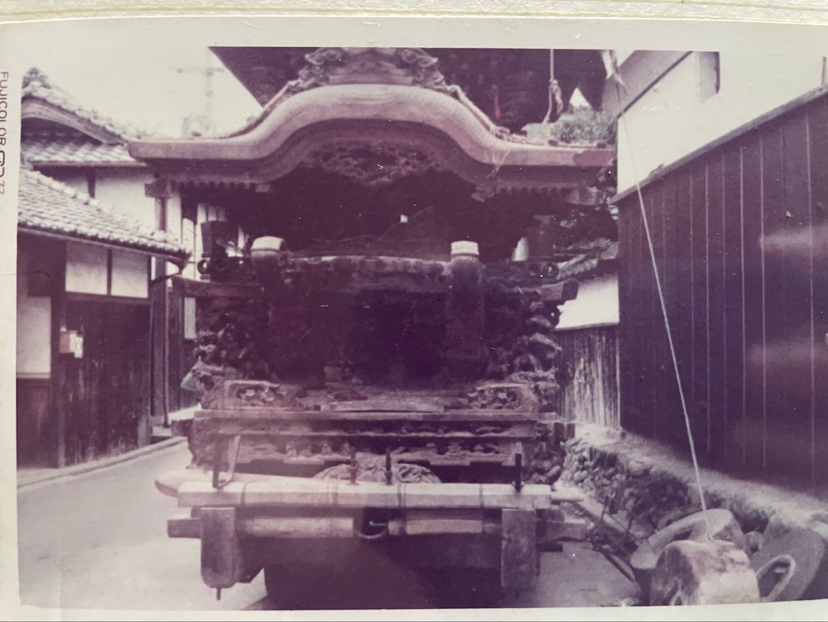 danjiri633's tweet photo. 〈先代名越だ��じりの不遇時代〉

私が高校生くらいまでは村のだんじり祭は盛り上がらず、小屋の前にあの「名だんじり」が長らく放置されてた時期もあったのです・・・😭

その点、あれから50年後の今は考えられないほど祭は盛り上がってますが・・・

#名越　#だんじり　#だんじり祭 https://t.co/QNbUNoH3Jo