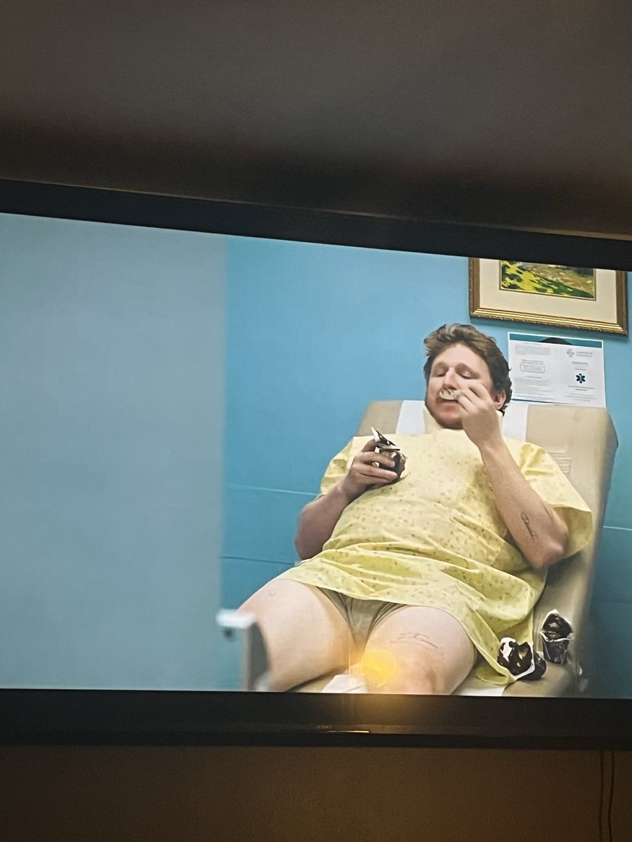 EVERYONE SHUT UP MY FAVORITE SHOW IS ON. #lesmascots