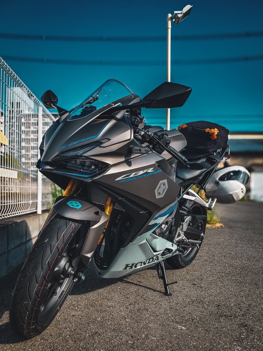 sorokage's tweet image. おはようございます！

通勤途中でバイクの写真を撮る男