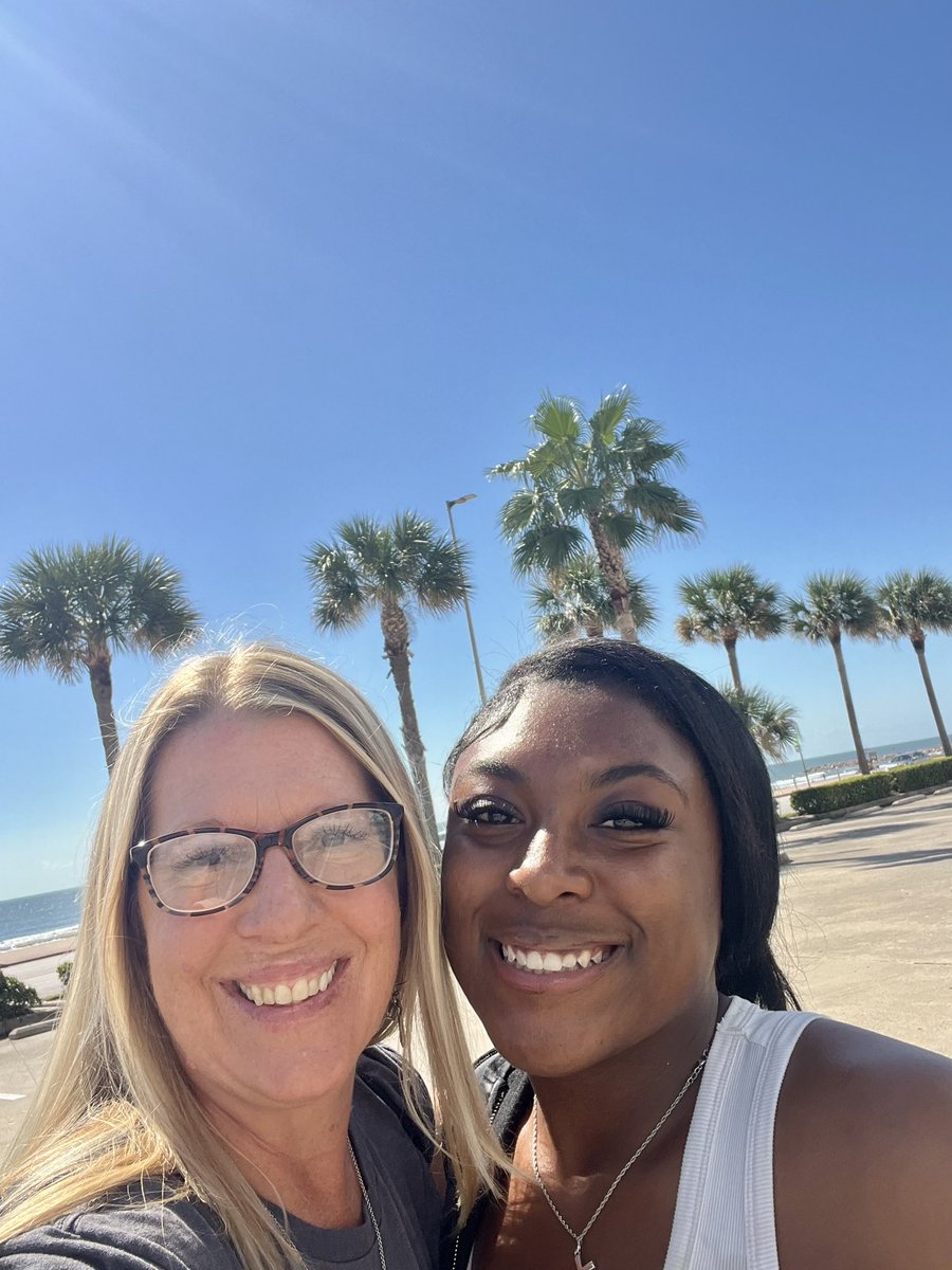 HartlineLindsey's tweet image. We had a fantastic trip today with AVID seniors touring Galveston College! ☀️ It was a gorgeous day to learn about all the degrees offered and visit the beach! 🏝️ @HumbleISD_SCHS @HumbleISD_AVID