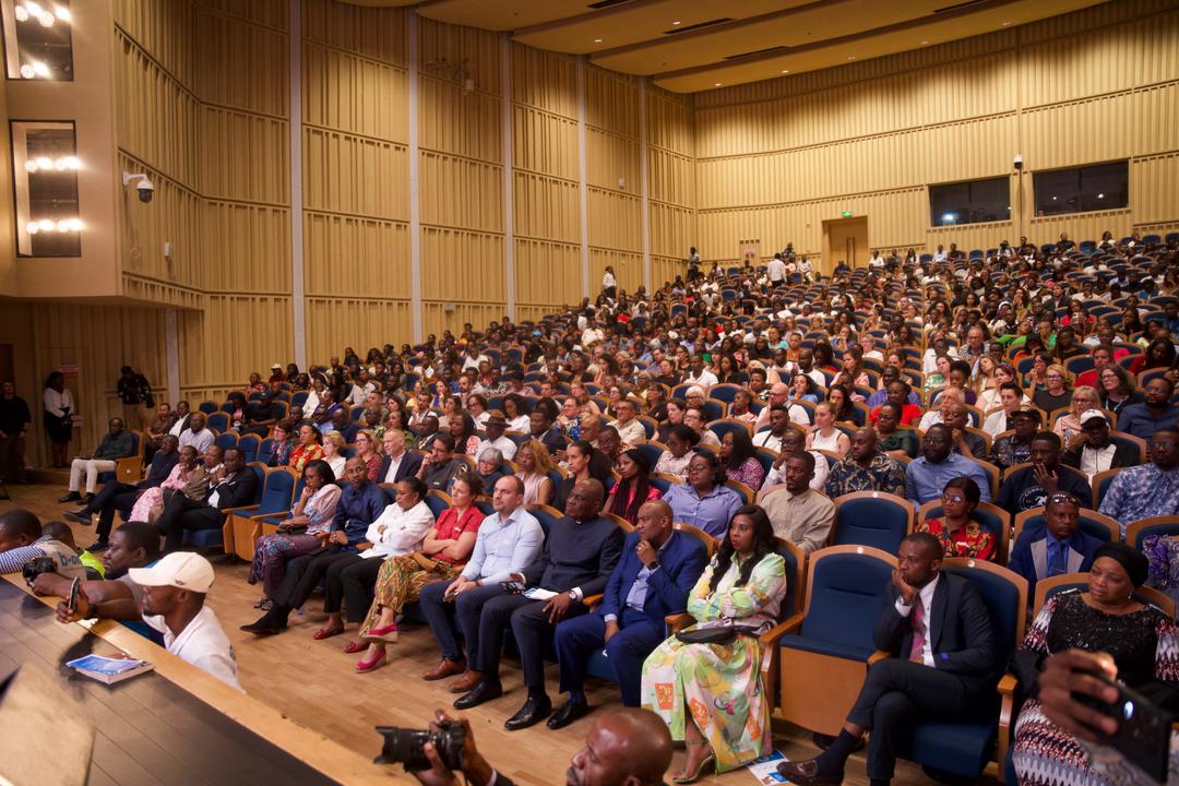 Le Dr <a href="/DenisMukwege/">Denis Mukwege</a> a assisté à la projection du film “Muganga” de Marie-Hélène Roux, organisée à Kinshasa par le collectif <a href="/ponacongo243/">PoNaCongo</a> .
Ce film puissant met en lumière la souffrance et la résilience des femmes victimes de violences dans l’Est de la RDC.

#MUGANGA