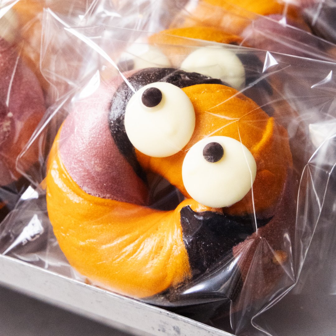 【好評販売中♪】ハロウィンリース🎃👻
ハロウィンリースベーグルは1つ1つ表情が異なります👀

ぜひ、お気に入りの子を見つけてください👻
人気商品ですのでお早めにどうぞ！
販売期間は～10月31日まで。

※一部お取り扱いのない店舗もございます。