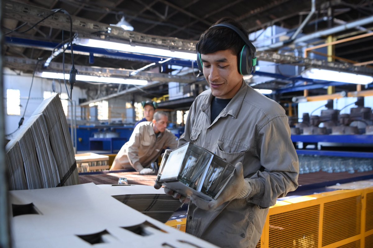Acompañamos al gobernador <a href="/Kicillofok/">Axel Kicillof</a> en su visita a la cooperativa Cristal Avellaneda, donde firmó la prórroga de la emergencia para las empresas recuperadas por sus trabajadores.

Arriba Argentina, es con trabajo y producción💪🏽🇦🇷