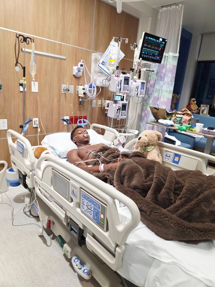 🏈Look at this: We've been checking in on Lexington High School's Jurian "Juju" Moore as he continues to recover from injuries received in last Friday's game against Caldwell. 

🙏🏼 𝐎𝐧 𝐒𝐮𝐧𝐝𝐚𝐲, 𝐦𝐞𝐦𝐛𝐞𝐫𝐬 𝐨𝐟 𝐭𝐡𝐞 𝐂𝐚𝐥𝐝𝐰𝐞𝐥𝐥 𝐟𝐨𝐨𝐭𝐛𝐚𝐥𝐥 𝐭𝐞𝐚𝐦