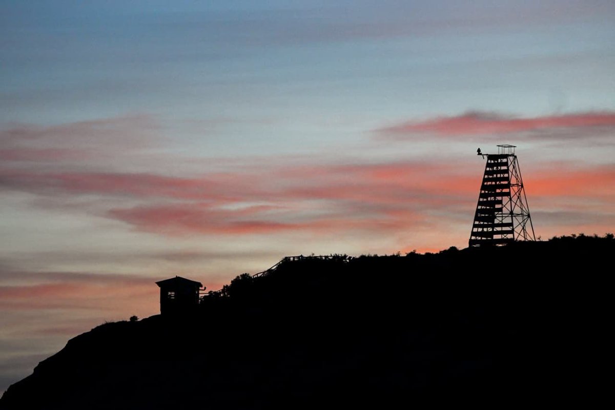 Hermosas imágenes del atardecer de hoy en #PuertoMadryn.