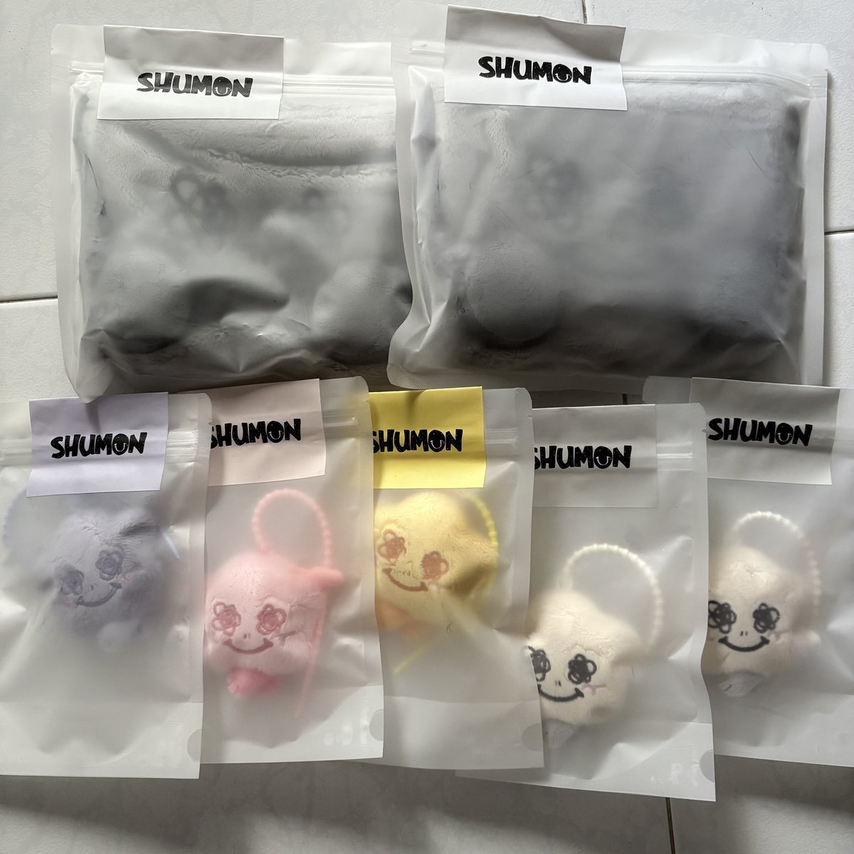 2wonsales's tweet photo. [WTS/LFB] sell Jisoo Amortage Shumon / 지수 팝업 슈몬 파우치 양도

Pouch x2 + Keyring x5 + HK entry polaroid $190 SGD set

✅ Paypal F&amp;F / WISE / SG bank
✅ Worldwide Shipping
asia $9.30 / other $11.90

DM if only 100% interested plz. https://t.co/vBaZKGVMKJ