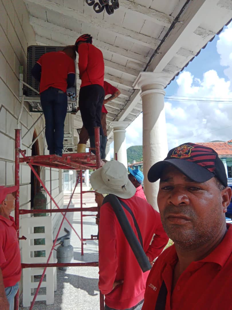 CCopextel_isla's tweet photo. El trabajo engrandece, y es ese trabajo, el que nos hace personas de bien, personas capaces, personas cultas y preparadas para la vida...
Nuestra brigada realizando el desmontaje y montaje de equipos de clima .
#IsladelaJuventud #Copextelinspira https://t.co/xnOTmc2wUP