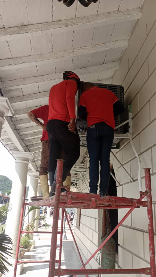 CCopextel_isla's tweet photo. El trabajo engrandece, y es ese trabajo, el que nos hace personas de bien, personas capaces, personas cultas y preparadas para la vida...
Nuestra brigada realizando el desmontaje y montaje de equipos de clima .
#IsladelaJuventud #Copextelinspira https://t.co/xnOTmc2wUP