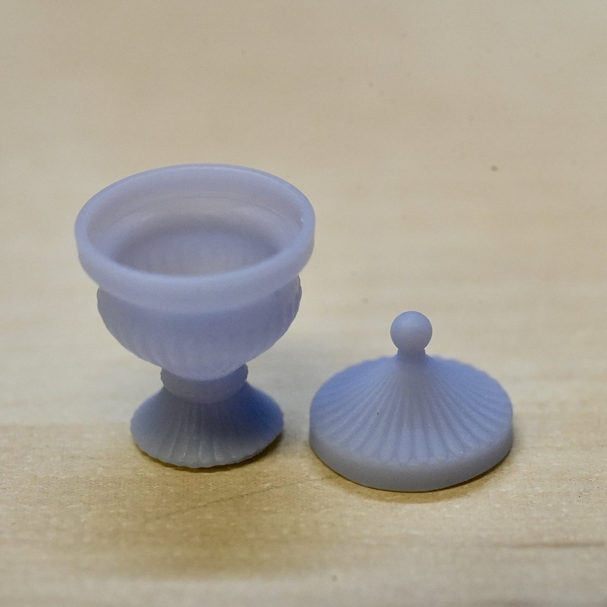 flat_3d_school's tweet photo. ボンボニエールをFusionでモデリング。気分が乗って細かい凹凸（3・4枚目参照）を入れたのですが、プリントすると老眼では見えず💦もう少しデザインを強調しても良さそう。

データ：Autodesk Fusion
プリンター：Mars 5 Ultra（ELEGOO）
レジン：レジン：水洗いレジン（SK本舗） https://t.co/52EcWa1j0z