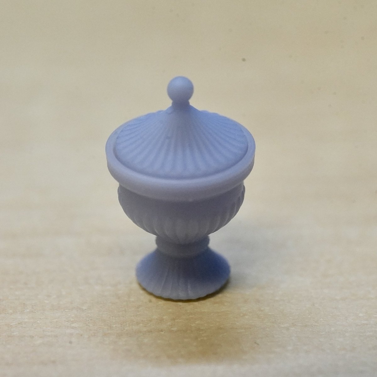 flat_3d_school's tweet photo. ボンボニエールをFusionでモデリング。気分が乗って細かい凹凸（3・4枚目参照）を入れたのですが、プリントすると老眼では見えず💦もう少しデザインを強調しても良さそう。

データ：Autodesk Fusion
プリンター：Mars 5 Ultra（ELEGOO）
レジン：レジン：水洗いレジン（SK本舗） https://t.co/52EcWa1j0z