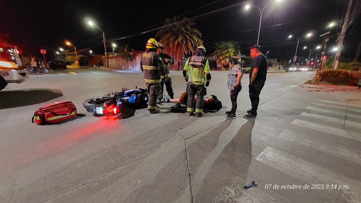 PabloSalinas's tweet photo. Colisión entre motorista y un vehículo en la esquina de calles Hermanos Carrera y Toro Mazote en San Felipe https://t.co/zxxKjcSfm2