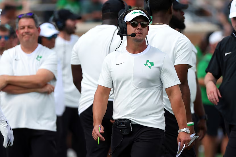 SportsDayDFW's tweet photo. North Texas ➡️ College Football Playoff? 👀

UNT is off to its best start in nearly 70 years. Led by Eric Morris and Drew Mestemaker, the Mean Green are hoping to become college football's next great Cinderella story. #GMG

Read more from @Lassimak: 
https://t.co/p1qnZVjSVc https://t.co/vb6p9AkxAX