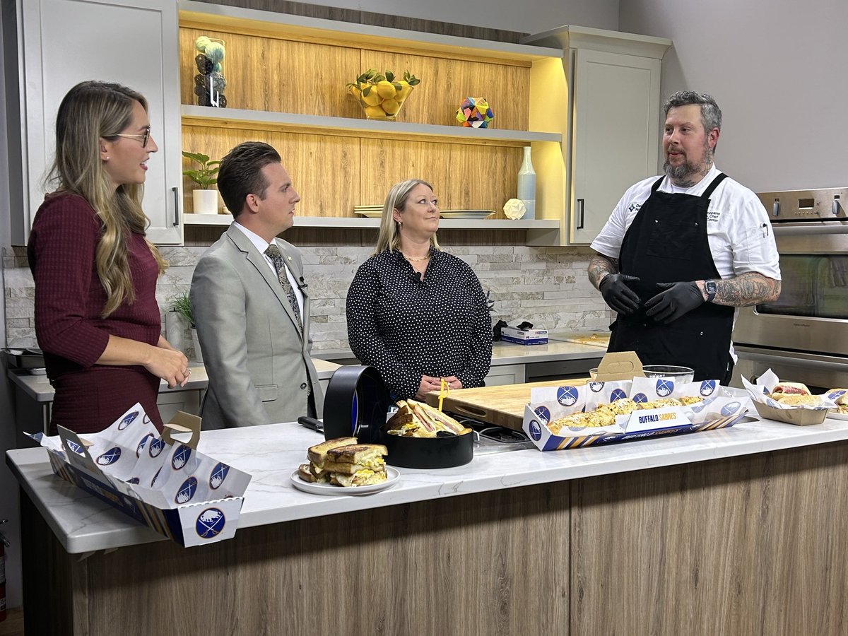 CR3_Author's tweet image. We brought a little taste of what’s new on the Sabres menu to @4KelseyAnderson and the team at WIVB this afternoon!

Chicken parm sammies for days.