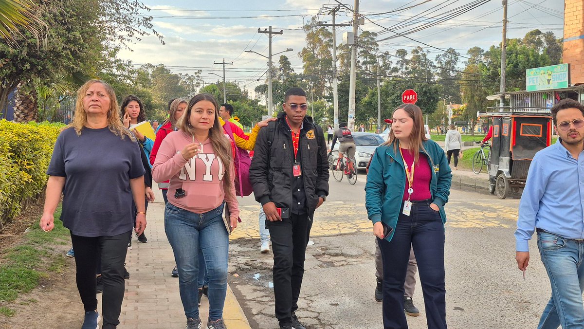 En el segundo recorrido interinstitucional del día, liderado por nuestro equipo, la comunidad de Quintas de Tierra Buena reiteró su preocupación por el deterioro de las vías, la ocupación indebida del espacio público y los puntos críticos de basura. El Distrito escuchó, verificó