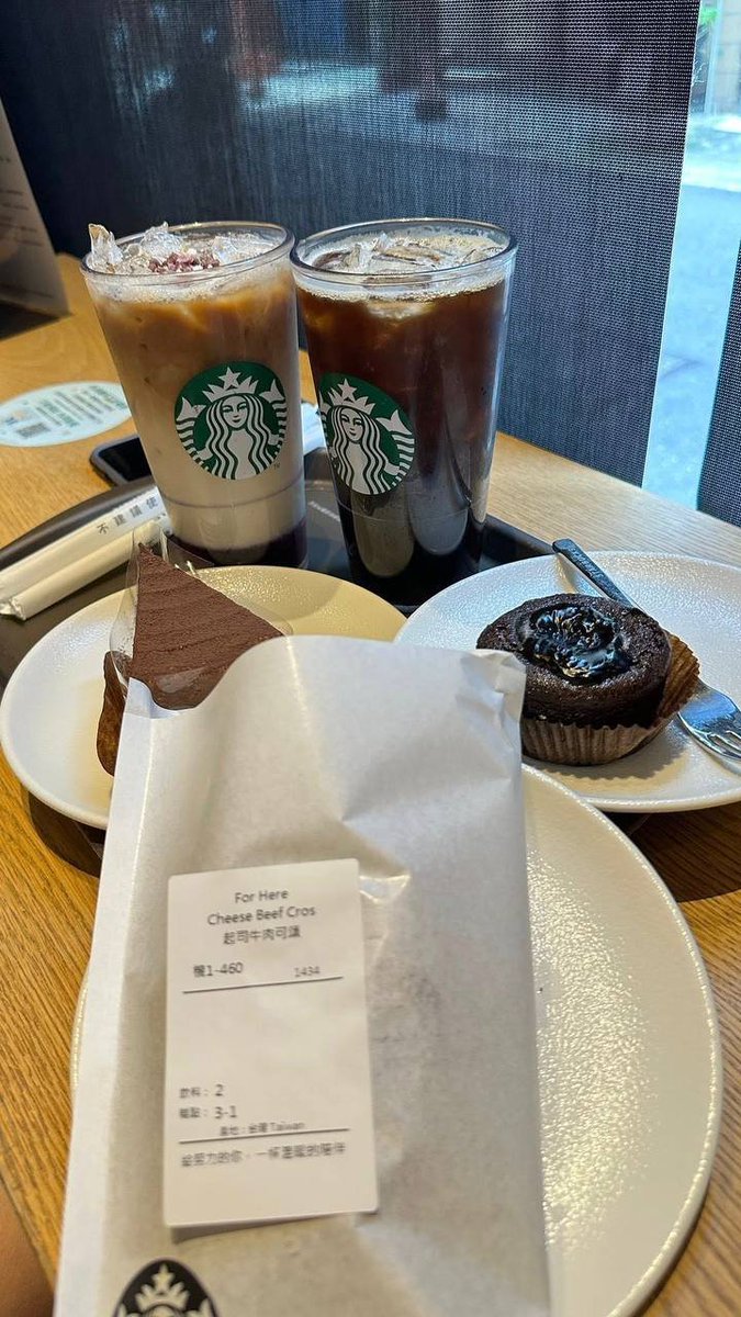 gfpohas's tweet photo. スタバで午前のティータイム中だよ〜☕📷📷 ☺️💕 https://t.co/NMy5VuDHjn