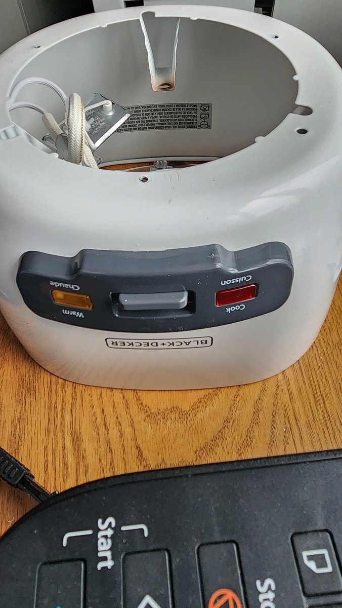 ItsJakeHowler's tweet image. I ain't no ricecooker engineer but I'm pretty sure it's not supposed to burn itself and spew out smoke @BLACKANDDECKER 

Whats the one with the little elephant?