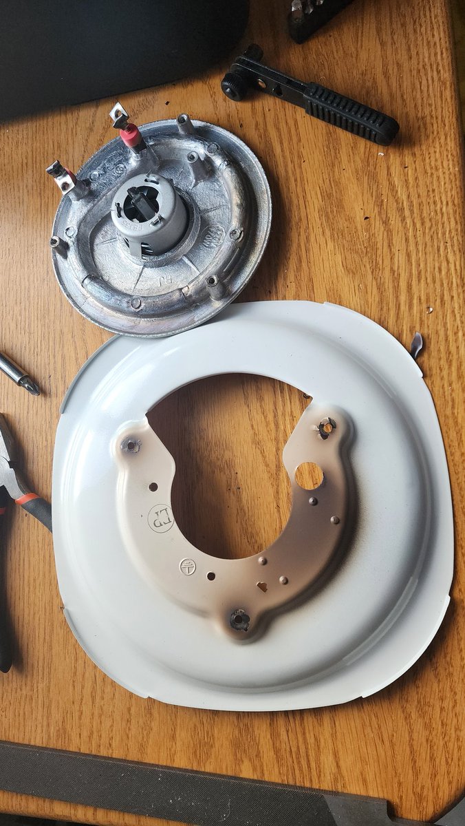 ItsJakeHowler's tweet image. I ain't no ricecooker engineer but I'm pretty sure it's not supposed to burn itself and spew out smoke @BLACKANDDECKER 

Whats the one with the little elephant?