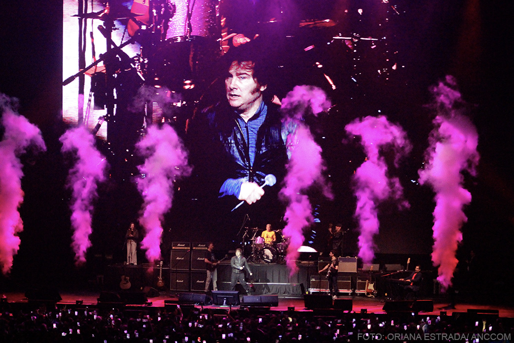 🎤En plena crisis económica y financiera y tras la baja obligada de Espert como primer candidato a diputado bonaerense, Javier Milei y “La Banda Presidencial” dieron un aparatoso show en el Movistar Arena.

✍️C. Pace
📷A. Andrade, L. Greco, <a href="/pieldcereza/">Oriana</a>

👉anccom.sociales.uba.ar/2025/10/07/par…