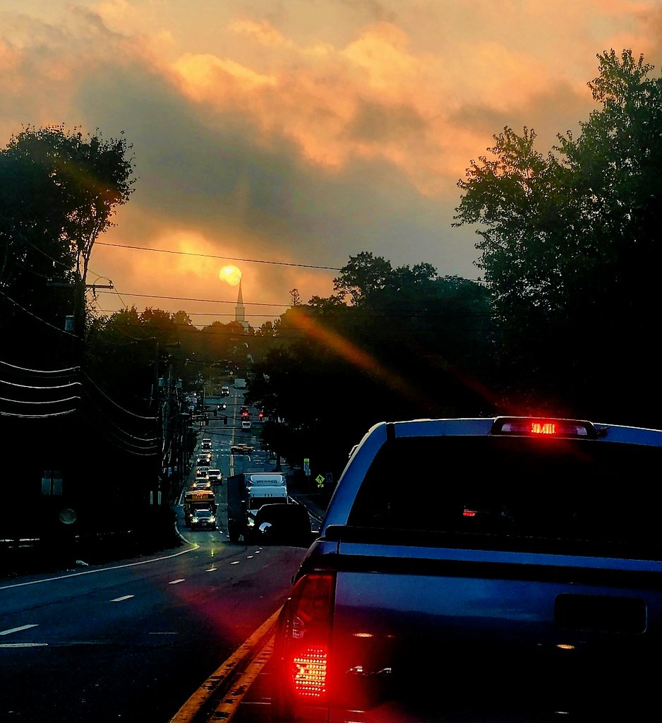 donna_mccance's tweet photo. Had to head into the #city early this morning. I was rewarded with a beautiful #sunrise! 

#commutertraffic
#sunrisephotography https://t.co/vA2iiuJyVs