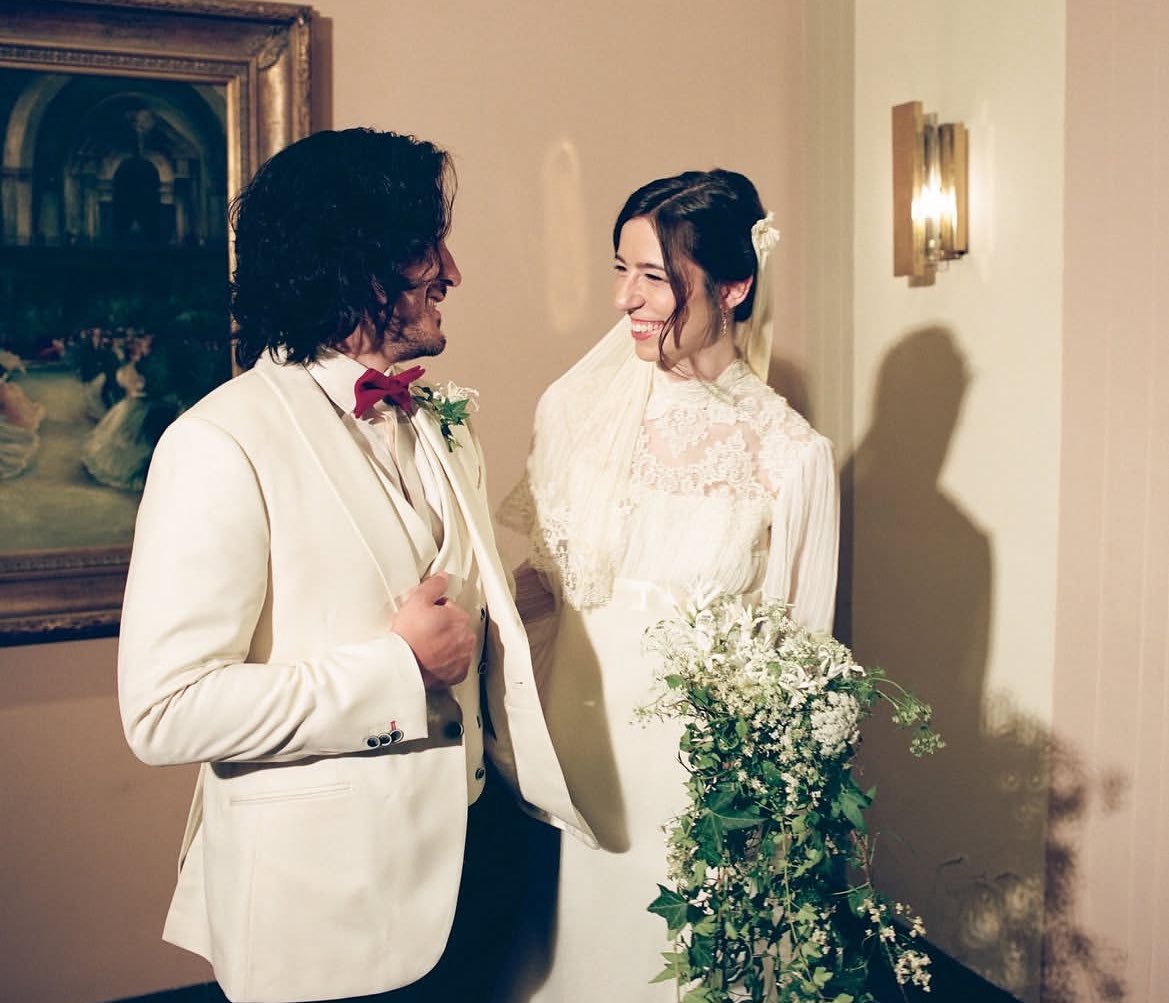 figured out my old log in shit to celebrate amyplier marriage bitch i havent been in this sccount in years but i love u all i love everyone who ever interacted w me in marktwt and uatwt happy amyplier day !!!!!