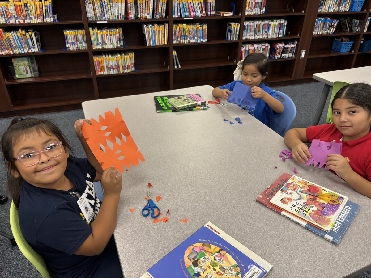 MsAguilera3's tweet image. My students loved making papel picado during library today! @HicksTigers @HicksLibrary #HispanicHeritageMonth