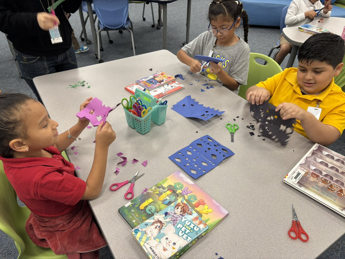 MsAguilera3's tweet image. My students loved making papel picado during library today! @HicksTigers @HicksLibrary #HispanicHeritageMonth