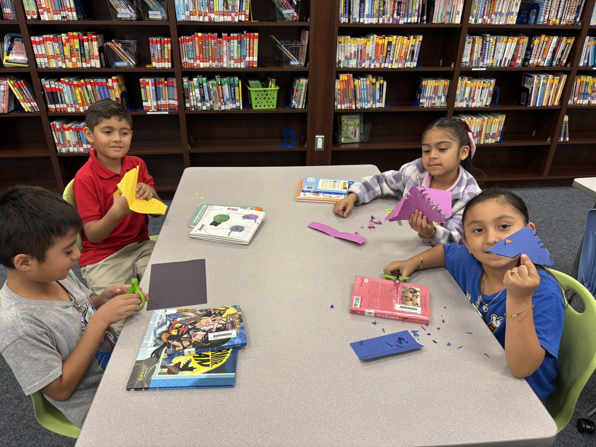MsAguilera3's tweet image. My students loved making papel picado during library today! @HicksTigers @HicksLibrary #HispanicHeritageMonth