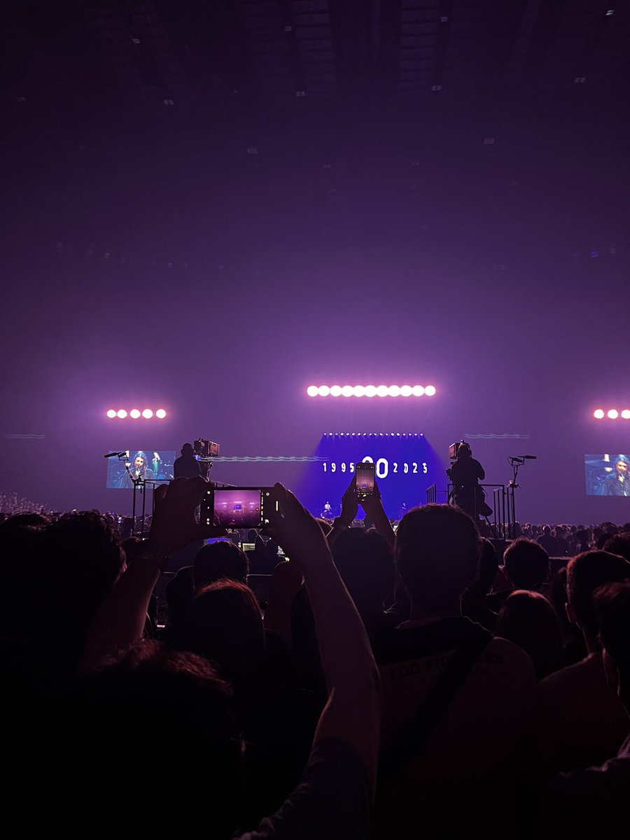 Foo Fighters フーファイ

サマソニでは観たものの、単独はずっと待ってて17年ぶりとのことで迷わず行ってよかった。一番辛い時に鼓舞して励ましてくれた思い入れのある曲がたくさん
Daveも私も後ろのインバウンドの方々も叫びまくって一瞬片耳いかれたぐらいすごい熱気だった。※今はもう治りました笑