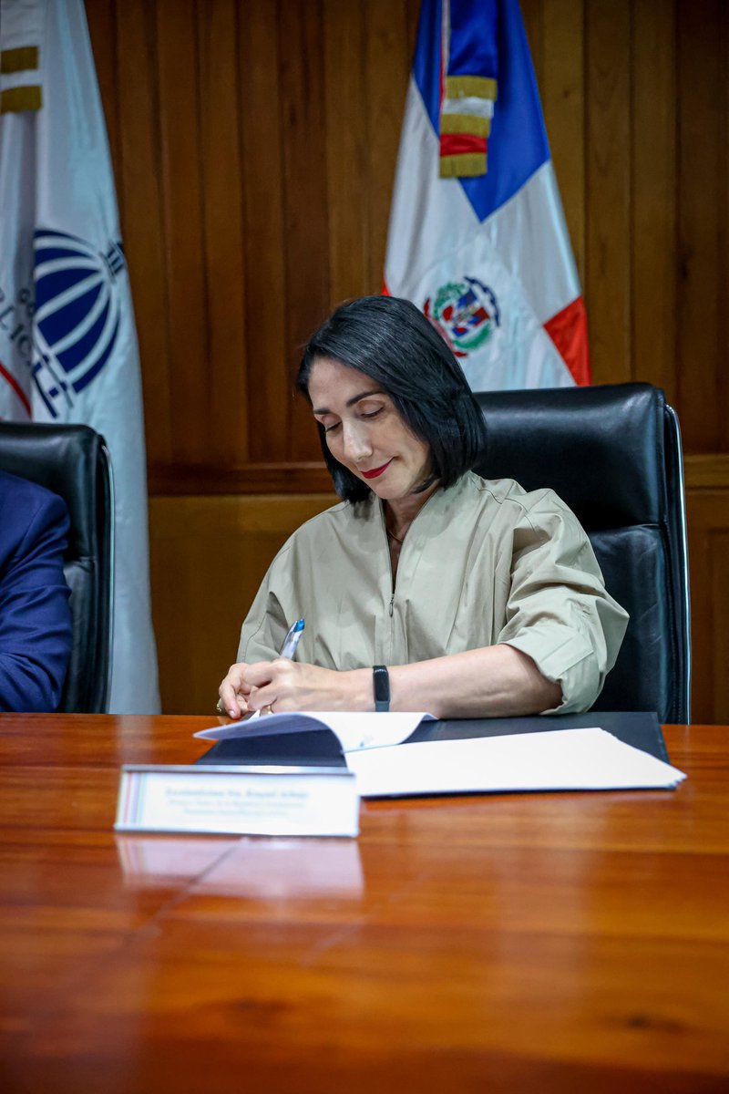 EducacionRDo's tweet image. ¡Garantizamos🙋 el derecho a la educación!

El ministro de Educación, Luis Miguel De Camps, junto a @CONANIRDo y el Gabinete de Niñez y Adolescencia (GANA-RD), firmó el acuerdo🤝 que fortalece la educación y protección infantil, que asegura que cada niño y adolescente tenga…