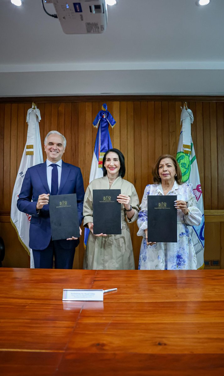 EducacionRDo's tweet image. ¡Garantizamos🙋 el derecho a la educación!

El ministro de Educación, Luis Miguel De Camps, junto a @CONANIRDo y el Gabinete de Niñez y Adolescencia (GANA-RD), firmó el acuerdo🤝 que fortalece la educación y protección infantil, que asegura que cada niño y adolescente tenga…