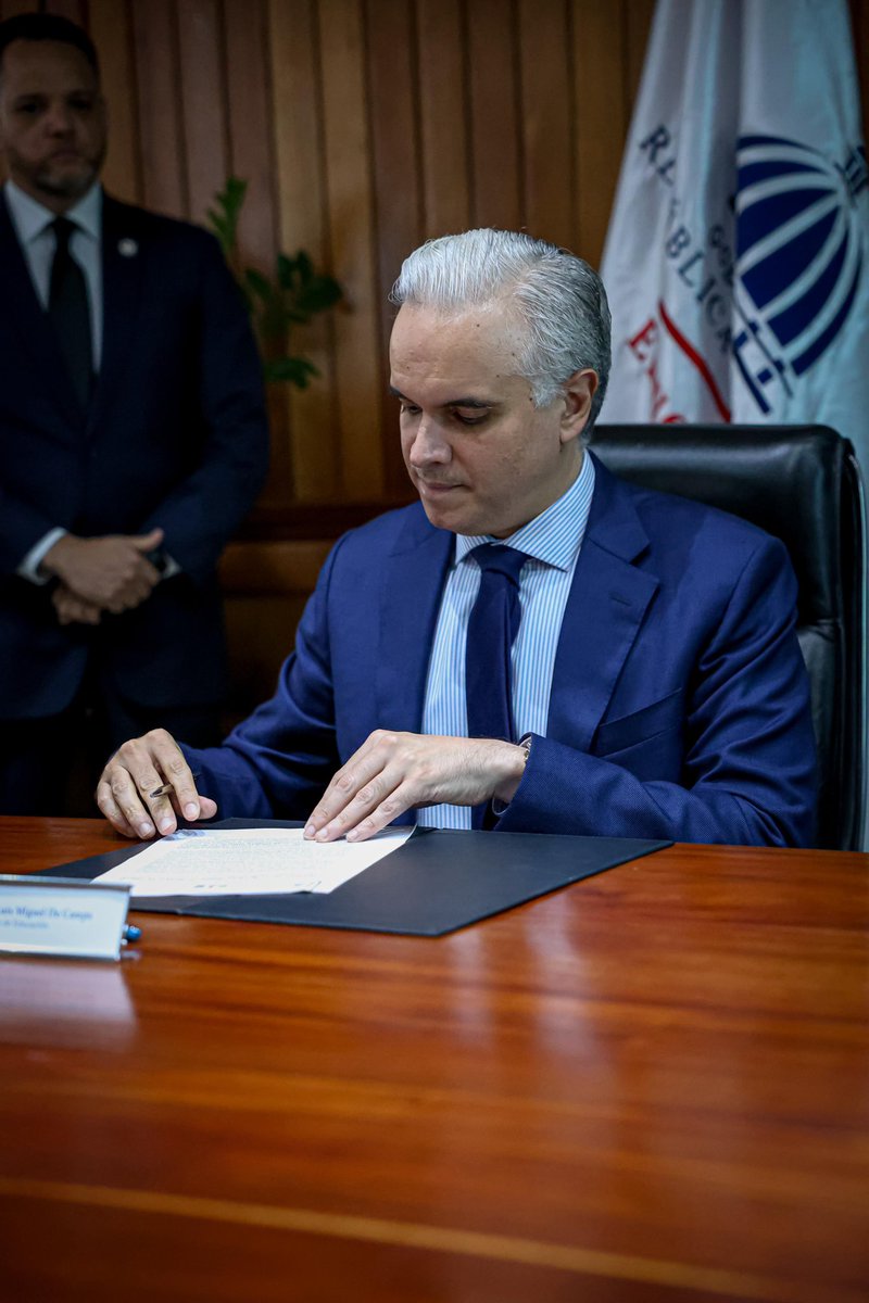 EducacionRDo's tweet image. ¡Garantizamos🙋 el derecho a la educación!

El ministro de Educación, Luis Miguel De Camps, junto a @CONANIRDo y el Gabinete de Niñez y Adolescencia (GANA-RD), firmó el acuerdo🤝 que fortalece la educación y protección infantil, que asegura que cada niño y adolescente tenga…