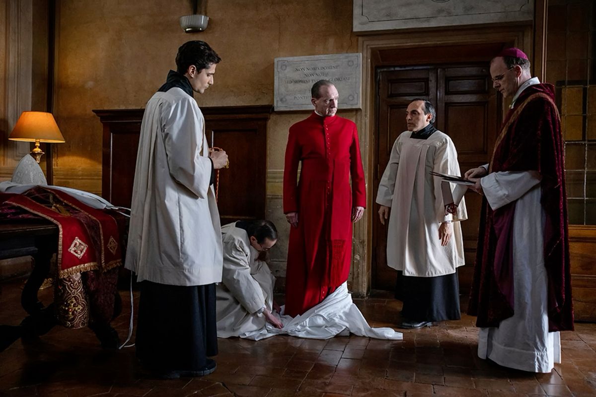 anyway i need to further the 👑🎀Princess Thomas 🎀👑agenda by pointing out how he needs help getting dress and undressed, like a noble lady ✨