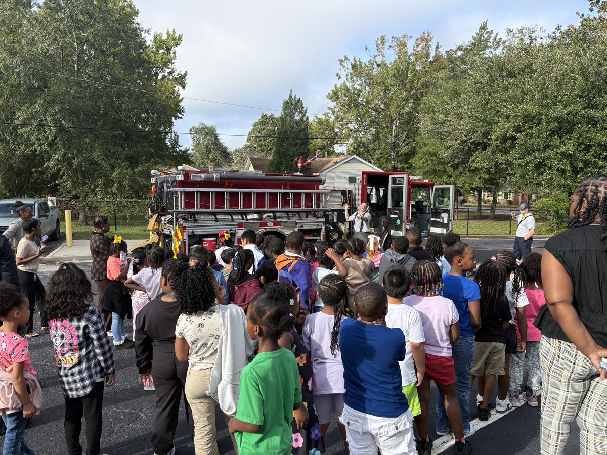 ArdenBeagles's tweet photo. Thank you to our local Fire Department for visiting Arden Elementary and allowing our students to tour the fire truck during Fire Prevention Week! 🔥🚒 #FirePreventionWeek #CommunityPartners #BeaglePride https://t.co/IOwm1dHW0x