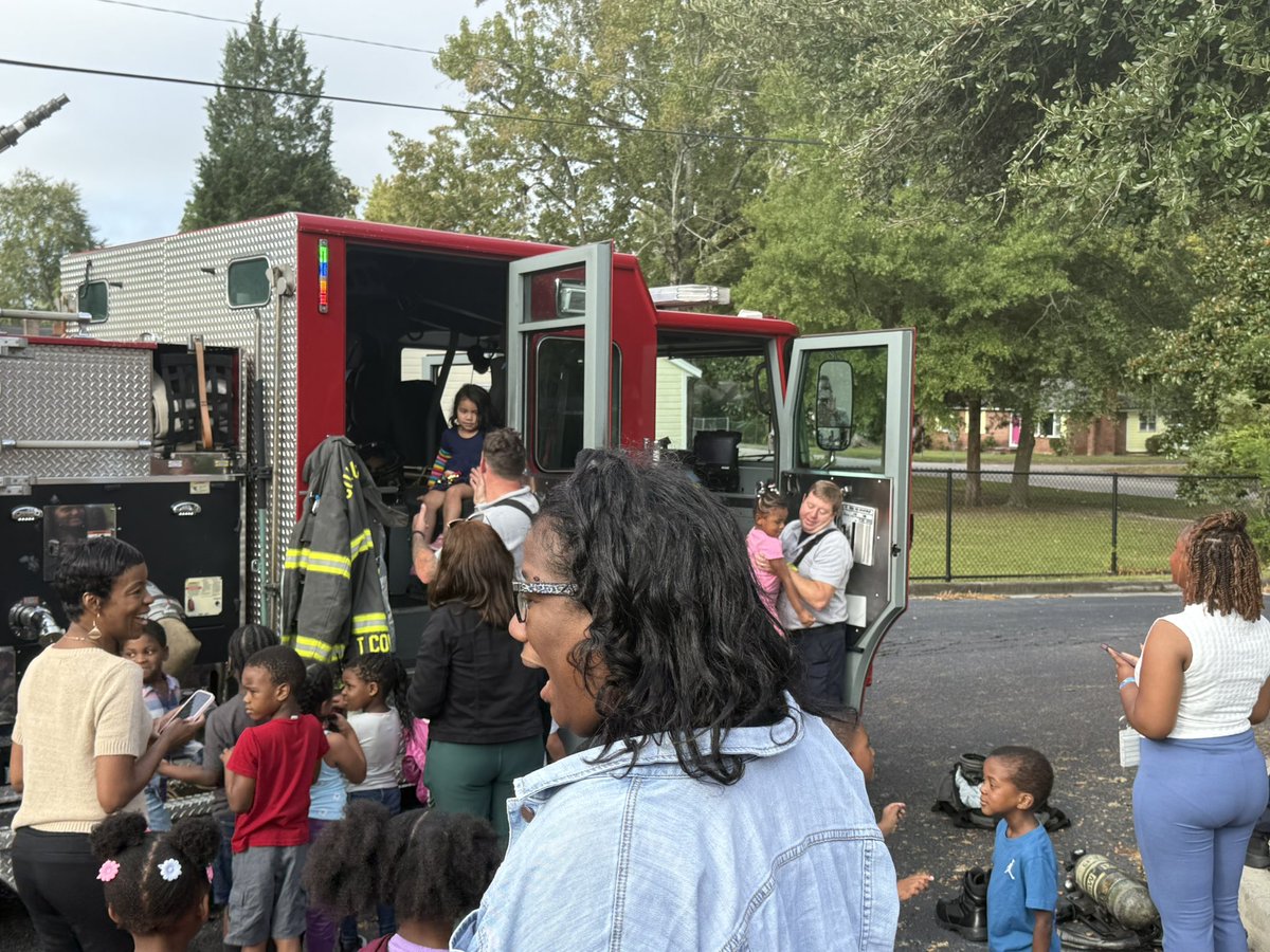 ArdenBeagles's tweet photo. Thank you to our local Fire Department for visiting Arden Elementary and allowing our students to tour the fire truck during Fire Prevention Week! 🔥🚒 #FirePreventionWeek #CommunityPartners #BeaglePride https://t.co/IOwm1dHW0x