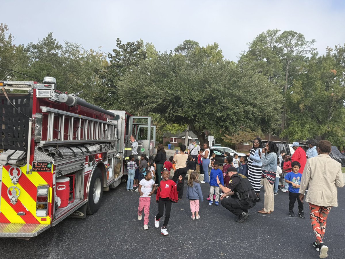 ArdenBeagles's tweet photo. Thank you to our local Fire Department for visiting Arden Elementary and allowing our students to tour the fire truck during Fire Prevention Week! 🔥🚒 #FirePreventionWeek #CommunityPartners #BeaglePride https://t.co/IOwm1dHW0x