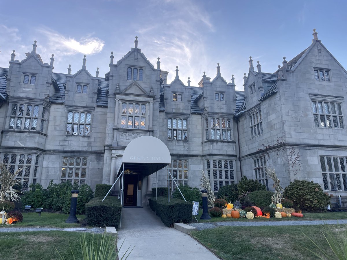 CourtalonX's tweet image. I refuse to believe there is anyone out there with an esports facility in a prettier building than ours