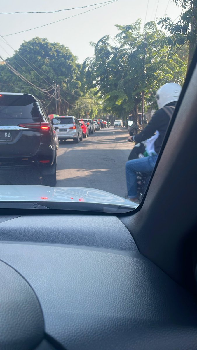 aiusarii's tweet photo. setiap pagi keluar ketintang sama kayak soal ujian , sama sama susah @e100ss https://t.co/9y86NOHXZj